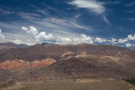 Téléchargez les photos : Vue panoramique de belles montagnes sous un ciel bleu pittoresque avec des nuages. - en image libre de droit