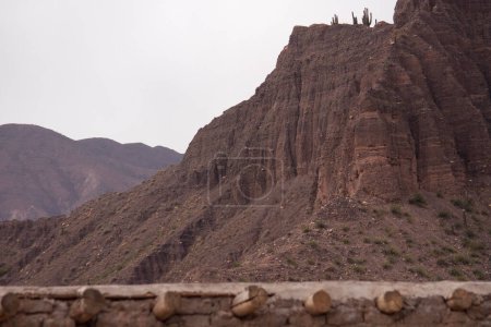Téléchargez les photos : La chaîne des Andes. Vue sur les montagnes rocheuses brunes, falaise, grès et désert aride. - en image libre de droit