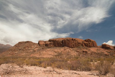 Téléchargez les photos : Canyon rouge. Vue sur le désert aride, le sable rouge, le grès et les formations rocheuses - en image libre de droit