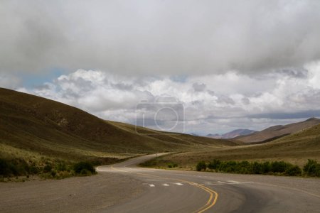 Téléchargez les photos : Paysage idyllique. Route rurale traversant la prairie jaune en automne. Vue de la route asphaltée dans la vallée dorée et les montagnes. - en image libre de droit