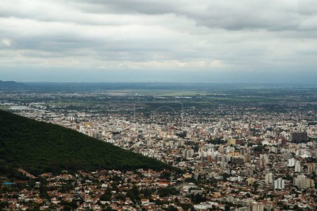 Foto de Ciudades de Sudamérica. Vista aérea de la ciudad Salta al pie de la montaña. - Imagen libre de derechos