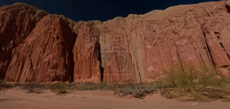 Téléchargez les photos : Paysage désertique. Vue panoramique de la paroi rocheuse rouge et orange et de la formation de grès. - en image libre de droit