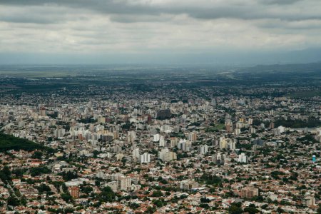 Téléchargez les photos : Texture urbaine. Vue aérienne de la capitale Salta dans les montagnes. - en image libre de droit