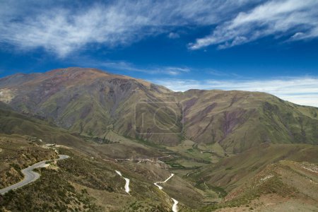 Foto de Cuesta el Obispo y su carretera curva en Salta, Argentina. Hierbas verdes que cubren la pendiente. - Imagen libre de derechos