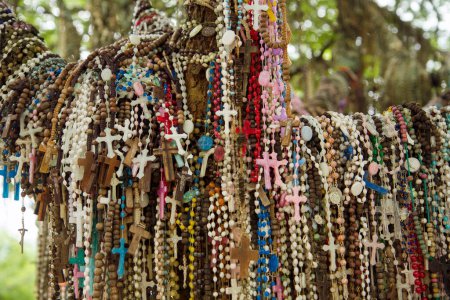 Téléchargez les photos : Spiritualité. Catholicisme. Gros plan de perles de chapelet colorées. - en image libre de droit