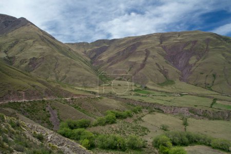 Foto de Alto en las montañas de los Andes. Vista aérea de las verdes colinas y prados bajo un hermoso cielo azul. - Imagen libre de derechos