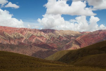 Géologie. La vallée et les montagnes colorées. Vue aérienne du monument Hornocal, ses couleurs, sa texture et sa vallée, sous un beau ciel.
