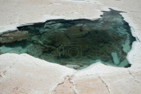 Téléchargez les photos : Minéraux. Vue rapprochée de l'étang de sel naturel de couleur turquoise et du terrain plat de sel à Salinas Grandes, Jujuy, Argentine. - en image libre de droit