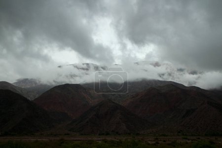 Téléchargez les photos : Paysage nuageux dramatique. Vue aérienne de la silhouette sombre des montagnes, du brouillard et des nuages au lever du soleil. - en image libre de droit