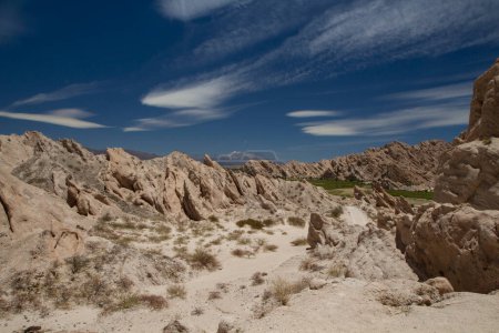 Téléchargez les photos : Paysage désertique aride. Vue panoramique de Quebrada de las Flechas formations rocheuses pointues à Salta, Argentine. - en image libre de droit