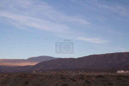 Téléchargez les photos : Les belles montagnes arides et le désert au coucher du soleil. Vue d'un ancien cimetière très haut au sommet de la montagne à Cachi, Salta, Argentine. - en image libre de droit