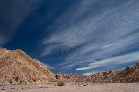 Téléchargez les photos : Paysage désertique. Vie des formations de sable, de roche et de grès sous un beau ciel bleu profond. - en image libre de droit