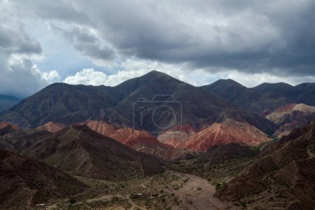 Téléchargez les photos : Vue aérienne des montagnes colorées, du désert et de la vallée à Tilcara, Argentine. - en image libre de droit