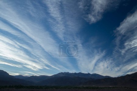 Téléchargez les photos : Les montagnes au lever du soleil. Belle vue panoramique sur la chaîne de montagnes des Andes à l'aube. La silhouette désert et montagnes aux couleurs bleues. - en image libre de droit
