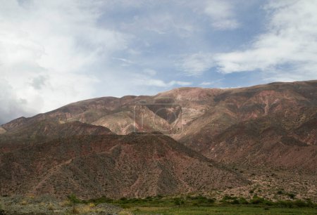 Téléchargez les photos : Vue panoramique sur les formations rocheuses colorées et l'environnement aride. Beau paysage de montagnes et ciel nuageux - en image libre de droit