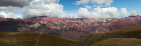 Téléchargez les photos : Les célèbres montagnes colorées d'Hornocal à Humahuaca, Jujuy, Argentine. Le sentier de randonnée à travers la prairie dorée et les collines, dans la chaîne de montagnes. Belles couleurs de pierre et texture. - en image libre de droit
