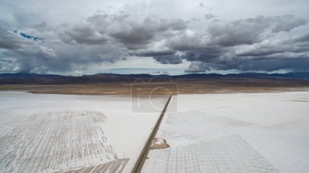 Téléchargez les photos : Mines de sel. Vue aérienne de la route le long de la plaine salée naturelle et de la raffinerie. - en image libre de droit