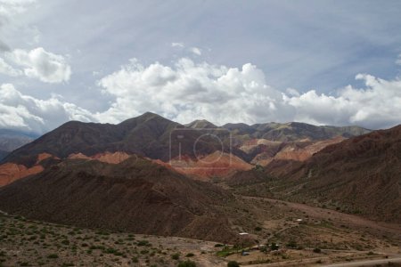 Téléchargez les photos : Paysage désertique. Vue aérienne des montagnes et de la vallée colorées de Tilcara, Argentine. - en image libre de droit