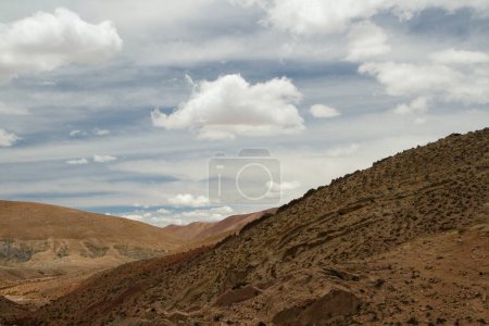 Téléchargez les photos : Cordillère andine. Vue aérienne du sommet brun de la montagne sous un beau ciel nuageux. - en image libre de droit
