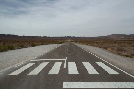 Téléchargez les photos : Transport. Vue panoramique sur la célèbre route asphaltée de Tin Tin, à travers le désert aride. - en image libre de droit