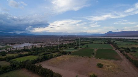 Foto de Agricultura. Paisaje rural. Vista aérea de los campos de cultivo de alfalfa y tierras de cultivo en el valle de la montaña. - Imagen libre de derechos