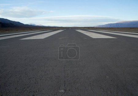 Foto de Transporte. Ancha carretera recta del aeródromo de asfalto a través del desierto y en las montañas. - Imagen libre de derechos