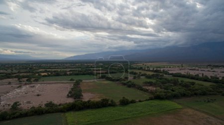 Foto de Agricultura. Paisaje rural. Vista aérea de las tierras de cultivo y la superficie de las montañas. - Imagen libre de derechos