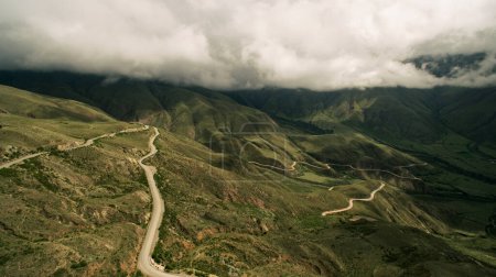 Foto de Recorrido, Vista aérea del camino de pendiente de Bishop a lo largo de la colina verde, en Salta, Argentina. - Imagen libre de derechos