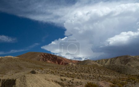 Téléchargez les photos : Paysage désertique. Vue sur les collines arides et la vallée brune sous un beau ciel d'été avec des nuages blancs. - en image libre de droit