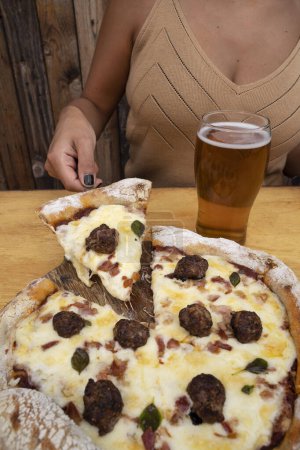 Téléchargez les photos : Vue rapprochée d'une délicieuse pizza au fromage mozzarella, bacon croustillant, sauce tomate et boulettes de viande. - en image libre de droit
