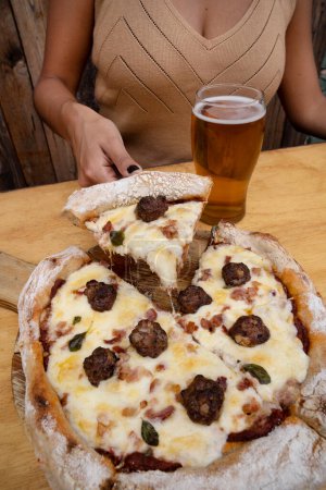 Téléchargez les photos : Vue rapprochée d'une délicieuse pizza au fromage mozzarella, bacon croustillant, sauce tomate et boulettes de viande. - en image libre de droit