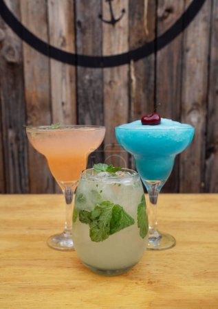 Téléchargez les photos : Des cocktails. Vue rapprochée de trois boissons : une Margarita au pamplemousse rose, une Margarita congelée au citron vert et un Mojito aux feuilles de menthe fraîche et à la glace. - en image libre de droit