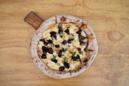 Téléchargez les photos : Pizza aux champignons. Vue du dessus d'une pizza au provolone et fromage mozzarella, sauce tomate et champignons. - en image libre de droit