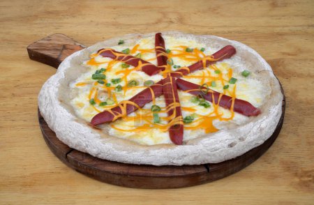 Foto de Vista de cerca de una pizza con queso mozzarella, salchichas ahumadas, cebolla verde y salsa de queso cheddar. - Imagen libre de derechos