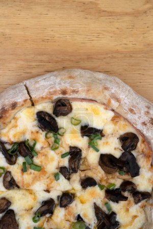 Foto de Pizza de champiñones. Vista superior de una pizza con queso provolone y mozzarella, salsa de tomate y champiñones. - Imagen libre de derechos