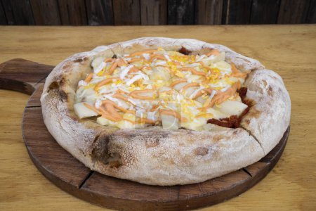 Téléchargez les photos : Pizza à la sauce tomate, fromage mozzarella, palmettos, œuf dur râpé et sauce aux mille îles. - en image libre de droit