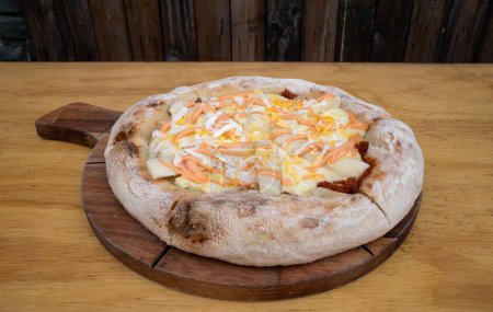 Foto de Pizza con salsa de tomate, queso mozzarella, palmettos, huevo cocido rallado y salsa de mil islas. - Imagen libre de derechos