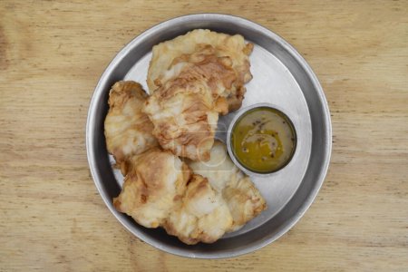 Foto de Comida frita. Vista superior de pollo frito con mostaza en un plato de metal sobre la mesa de madera. - Imagen libre de derechos