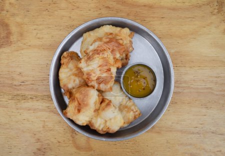 Foto de Comida frita. Vista superior de pollo frito con mostaza en un plato de metal sobre la mesa de madera. - Imagen libre de derechos