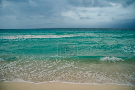 Foto de Paraíso. Un paisaje marino de ensueño. Vista panorámica del mar de agua color turquesa, las olas del océano y la arena blanca. - Imagen libre de derechos