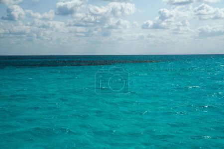 Foto de Textura natural. Vista del océano de agua color turquesa, las olas del mar y el horizonte en el Caribe. - Imagen libre de derechos