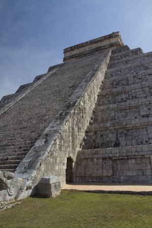 Foto de Turismo. Siete maravillas del mundo. Antigua civilización maya y arquitectura. Primer plano del templo Kukulkan de Chichn Itza, ruinas de la pirámide maya de piedra en Yucatn, Mxico. - Imagen libre de derechos