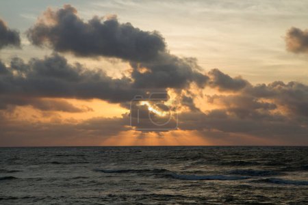 Foto de Al anochecer. Paisaje marino. El sol, las nubes, el mar y las olas del océano al atardecer. - Imagen libre de derechos