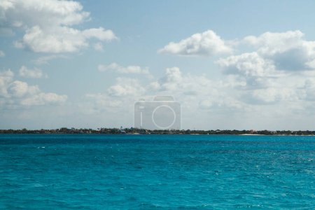 Téléchargez les photos : Des vacances. Paysage marin. Vue de l'océan d'eau turquoise, des vagues de mer et de l'horizon dans les Caraïbes. - en image libre de droit