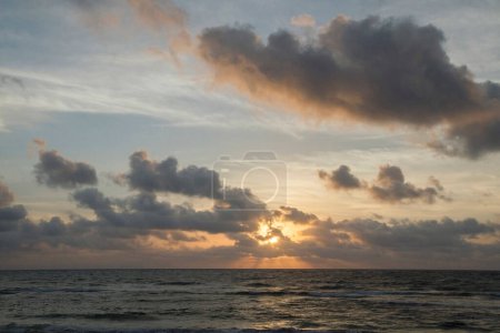 Téléchargez les photos : À la tombée de la nuit. Paysage marin. Le soleil, les nuages, la mer et les vagues océaniques au coucher du soleil. - en image libre de droit