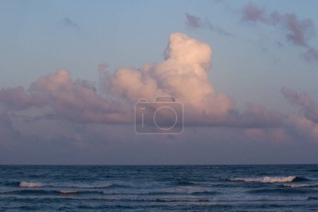 Foto de El océano al atardecer. Paisaje marino. Nubes sobre las olas del mar con hermosos colores dorados. - Imagen libre de derechos