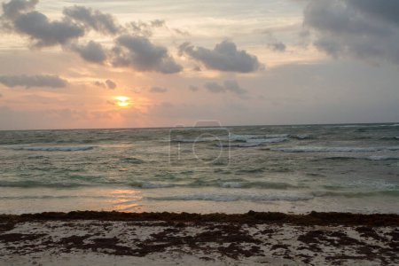 Foto de Paraíso. Paisaje marino. El mar y las olas del océano al amanecer. Hermosos colores del amanecer en el agua, el cielo y las nubes. - Imagen libre de derechos