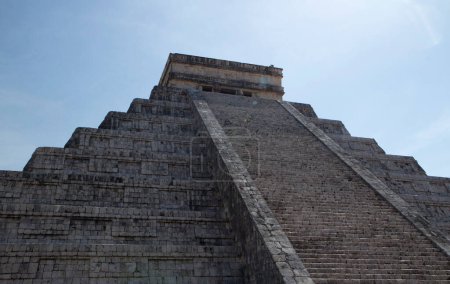 Foto de Turismo. Siete maravillas del mundo. Antigua civilización maya y arquitectura. Primer plano del templo Kukulkan de Chichn Itza, ruinas de la pirámide maya de piedra en Yucatn, Mxico. - Imagen libre de derechos