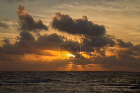 Téléchargez les photos : Ciel et nuages dramatiques. Paysage marin. La mer et les vagues de l'océan au lever du soleil. Belles couleurs orange aube, jaune et rouge. - en image libre de droit