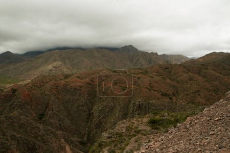 Foto de Alto en las montañas de los Andes. Hermosa vista de las colinas rojas y verdes en el popular hito Miranda Slope en La Rioja, Argentina. - Imagen libre de derechos